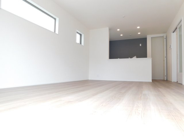 海部郡大治町大字八ツ屋字裏畑の新築一戸建の居間・リビング|◇リビング◇　　南面で明るいリビング１５．７帖　会話が弾む対面キッチン♪