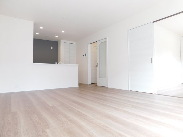 海部郡大治町大字八ツ屋字裏畑の新築一戸建の居間・リビング|◇リビング◇　　南面で明るいリビング１５．７帖　洋室と続き間で２０．７帖の広々空間になります♪　キッチン横に収納完備！