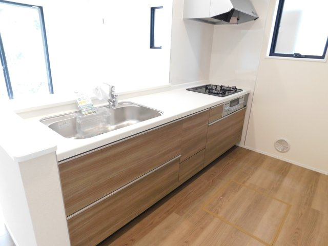 海部郡大治町大字八ツ屋字裏畑の新築一戸建のキッチン|◇キッチン◇　　人気の対面式・人造大理石カウンター・浄水機能付ハンドシャワー・静音仕様シンク・スローインクローズレール・Ｓｉセンサーコンロ（３口）・床下収納庫