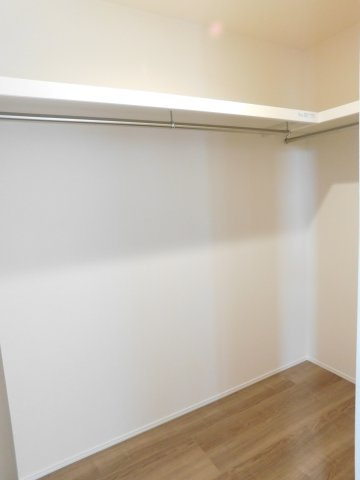 海部郡大治町大字八ツ屋字裏畑の新築一戸建の収納|◇ウォークインクローゼット◇　　家族の洋服や季節物の荷物が大容量収納できます♪