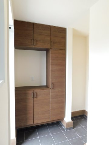 海部郡大治町大字八ツ屋字裏畑の新築一戸建の玄関|◇玄関収納◇　　玄関がスッキリ片付く大容量収納♪　玄関にはベビーカーやアウトドア用品など置ける収納スペース付き！