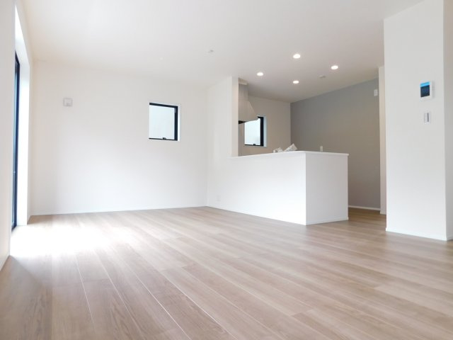 海部郡大治町大字八ツ屋字裏畑の新築一戸建の居間・リビング|◇リビング◇　　南面で明るいリビング１７．２帖　リビングや庭の様子が見渡せる対面キッチン♪