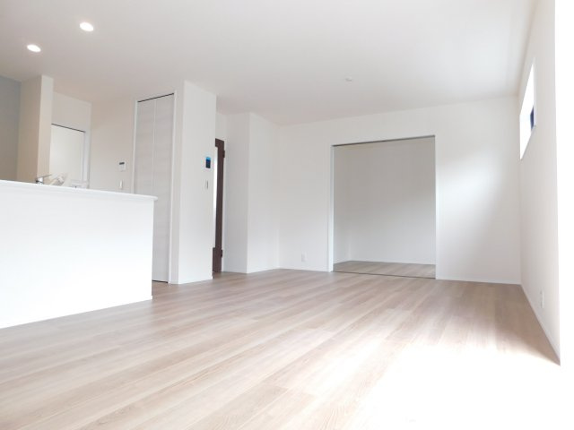 海部郡大治町大字八ツ屋字裏畑の新築一戸建の居間・リビング|◇リビング◇　　南面で明るいリビング１７．２帖　洋室と続き間で２１．５帖の広々空間になります♪