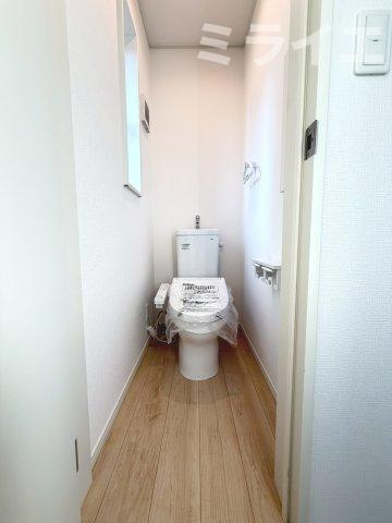 【新築戸建】札幌市西区八軒7条東3丁目2棟のトイレ|1階・2階に温水洗浄便座を設置。センサーによる便ふたオート開閉機能により、手を触れることがなく快適で衛生面にも配慮されています。