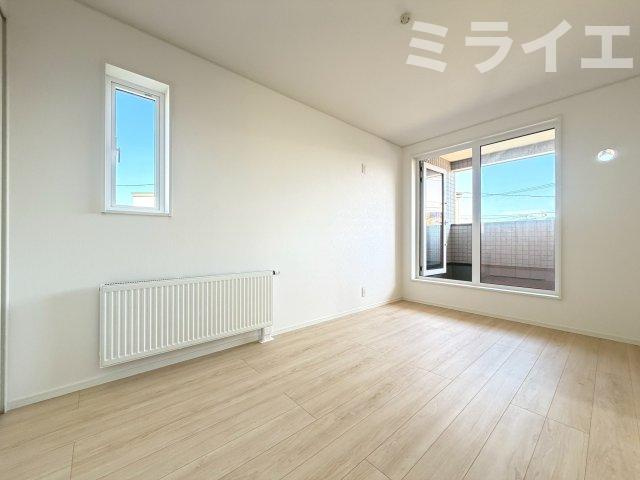 【新築戸建】札幌市西区八軒7条東3丁目2棟の洋室|2階洋室にはルーフバルコニーが設置されています。