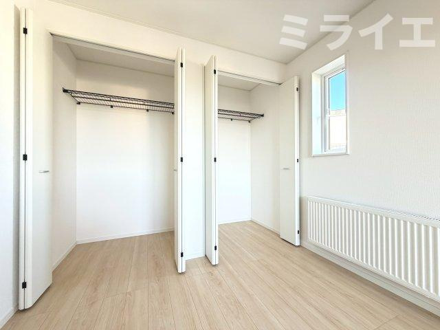 【新築戸建】札幌市西区八軒7条東3丁目2棟の収納|標準奥行90㎝で収納力のあるクローゼットを配置しています。
