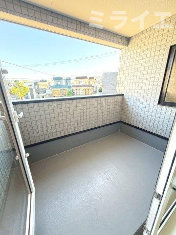 【新築戸建】札幌市西区八軒7条東3丁目2棟のその他|屋根付で雨・雪が入りにくいルーフバルコニーを採用しています。洗濯物干しだけではなく椅子を置いてのんびり過ごせる広さです。