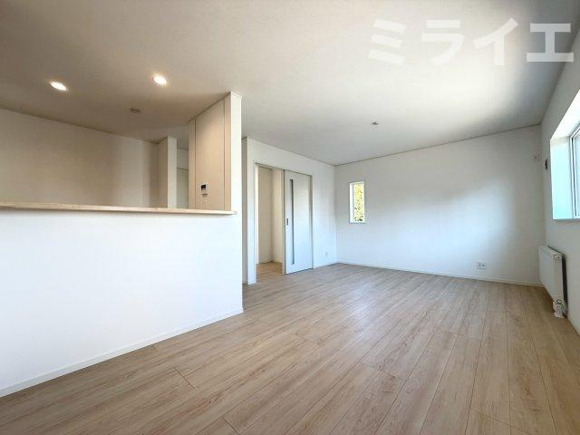 【新築戸建】札幌市西区八軒7条東3丁目2棟の居間・リビング|リビングが見渡せる対面キッチンを採用。内装(壁・床・建具)は白を基調とし、明るい雰囲気となっています。