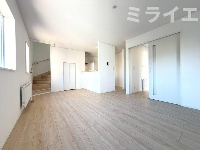 【新築戸建】札幌市西区八軒7条東3丁目2棟の居間・リビング|リビングが見渡せる対面キッチンを採用。内装(壁・床・建具)は白を基調とし、明るい雰囲気となっています。