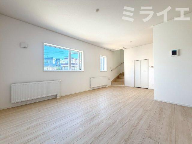 【新築戸建】札幌市西区八軒7条東3丁目2棟の居間・リビング|リビングが見渡せる対面キッチンを採用。内装(壁・床・建具)は白を基調とし、明るい雰囲気となっています。