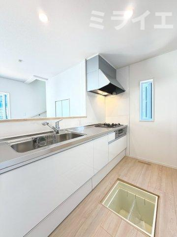 【新築戸建】札幌市西区八軒7条東3丁目2棟のキッチン|広々システムキッチンは、シンク・調理部分だけではなく、小物から大きな調理器具まで収納でき、出し入れもスムーズな収納充実プランを採用。食洗器設置可能。床下収納あり。