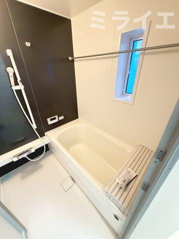 【新築戸建】札幌市西区八軒7条東3丁目2棟の浴室|追焚機能はもちろん、浴室乾燥・暖房・涼風機能完備しています。窓があり換気もできます。