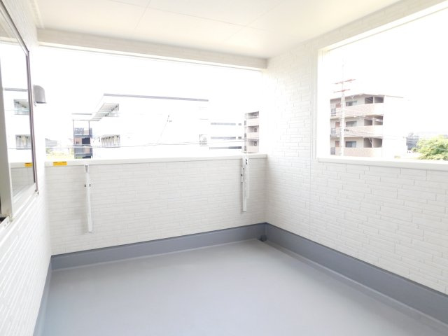 あま市下萱津五反田の新築一戸建のバルコニー|◇インナーバルコニー◇　　雨や強風、直射日光を避けやすく、洗濯物を安心して干すことができます♪