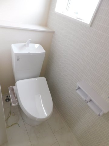 あま市下萱津五反田の新築一戸建のトイレ|◇トイレ◇　　１・２階シャワートイレ　節水タイプ　