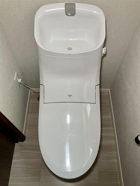 春日町戸建のトイレ