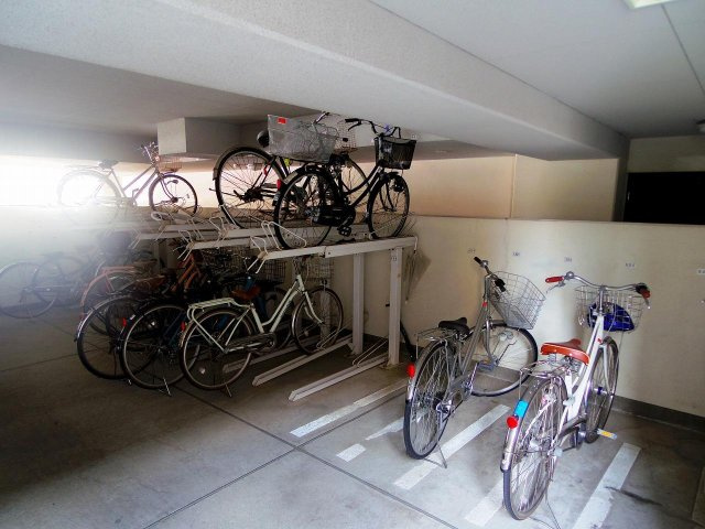 駐輪スペース完備♪屋根付きで雨の日も安心、自転車の出し入れがスムーズにできる便利な設備です♪