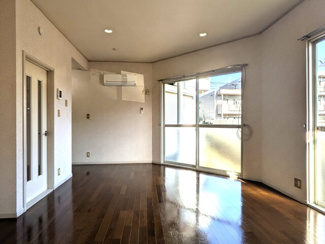 窓が多く明るい１２帖のお部屋。