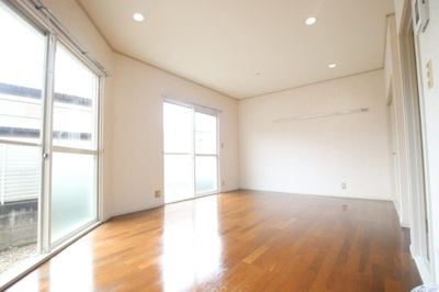 窓が多く明るい１２帖のお部屋。