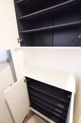◆たっぷり収納可能な上下にあるシューズBOXです◆
