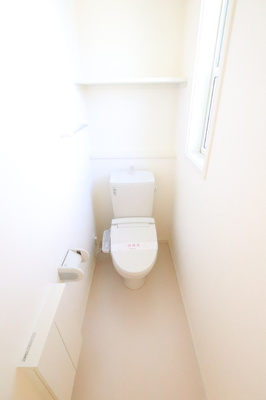 ◆洗浄機能付き＆上部に棚付きのトイレスペースです◆