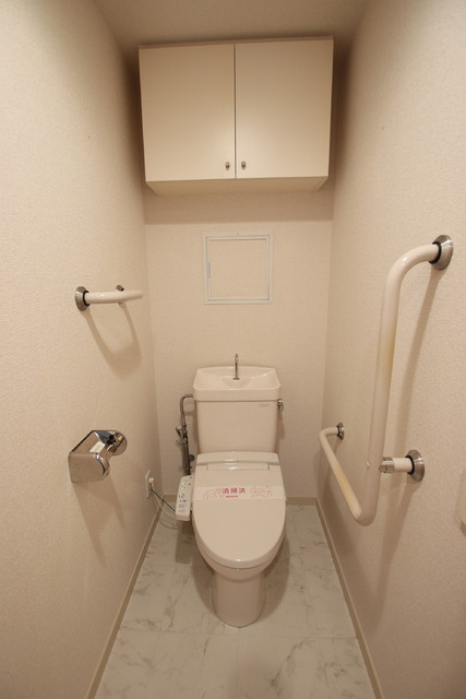 トイレには快適な温水洗浄便座付き