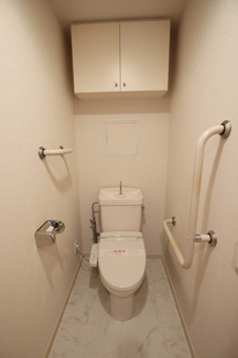 トイレには快適な温水洗浄便座付き