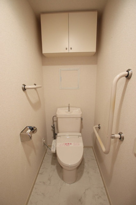 トイレには快適な温水洗浄便座付き