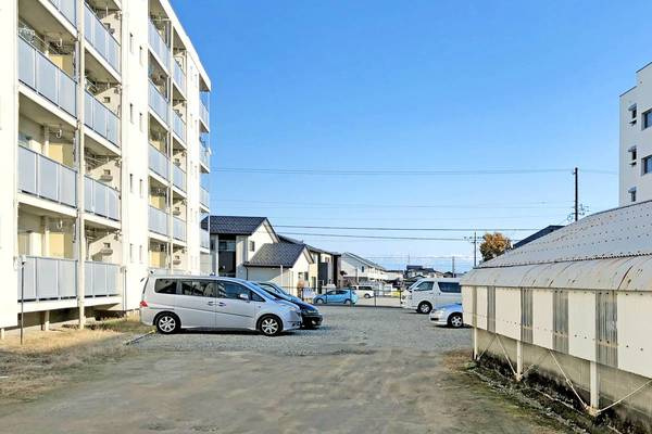 ビレッジハウス高岡野村1号棟の駐車場