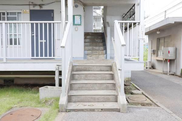 ビレッジハウス鎌ヶ谷1号棟のエントランス
