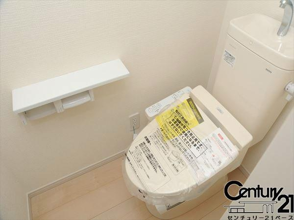 クレイドルガーデン萩原町 ２号棟 ／新築一戸建の内観：施工例|■従来品と比べ約７０％も節水タイプのトイレです！１階・２階共にウォシュレット付き！■