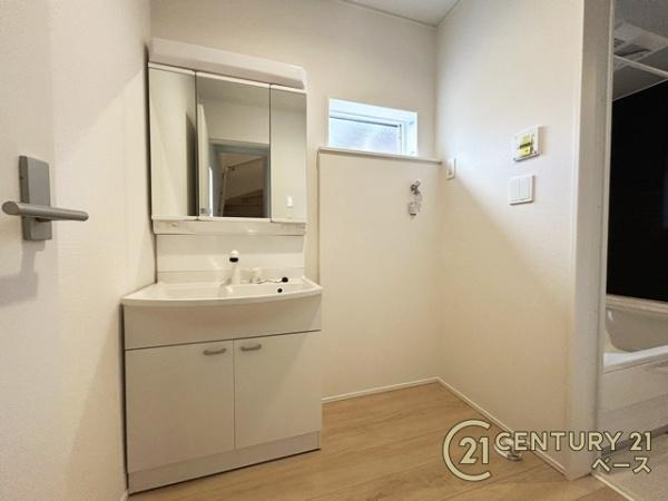 クレイドルガーデン萩原町 ２号棟 ／新築一戸建の独立洗面台|■三面鏡タイプのミラーキャビネット！収納スペースも豊富です！■