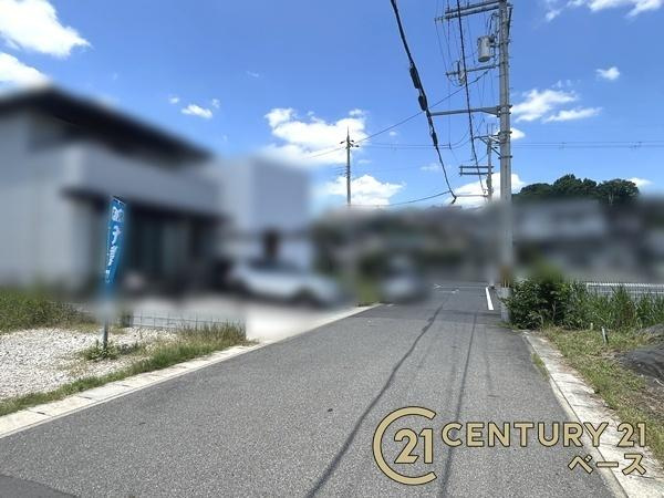 香芝市すみれ野１丁目の売地の前面道路含む現地写真|■現地撮影写真■ 前面道路は６ｍ以上と広くゆったりしています！