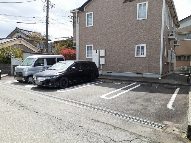 ボンヌ・シャンスの駐車場|車をお持ちの方に嬉しい駐車場付きの物件です
