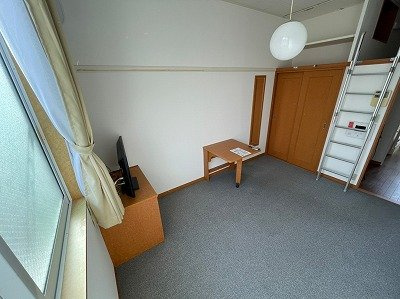 【居間・リビング】 | レオパレスフォンターナ | 1階は絨毯仕様です。