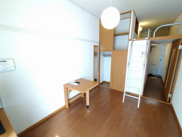 【居間・リビング】 | レオパレスＹＯＳＨＩＫＯ　Ｂ | 2階以上は絨毯仕様です。