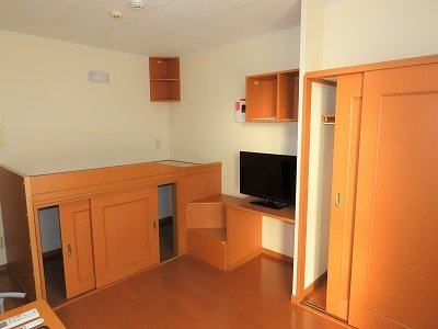 レオパレス神田町の内装|クローゼット、ベッド下収納あり