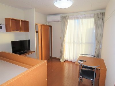 レオパレス神田町の居間・リビング|カーテンやテーブル、テレビも備え付けです
