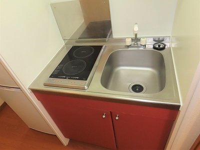レオパレス神田町のキッチン|2口の電気コンロまたはIHコンロとなります