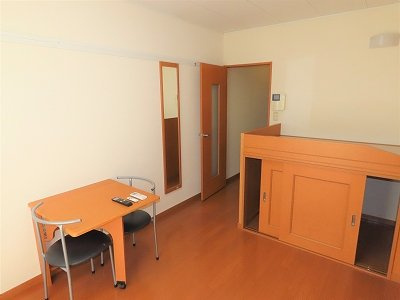 レオパレス神田町の居間・リビング|ハイベッドタイプのお部屋です