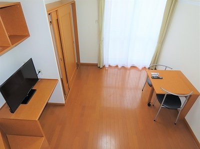 レオパレス神田町の居間・リビング|ベッド上からのアングルです