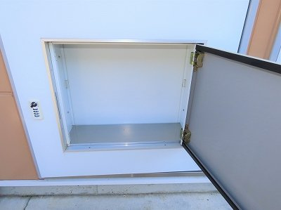 レオパレスブルガリの玄関|玄関扉に宅配ボックスあり