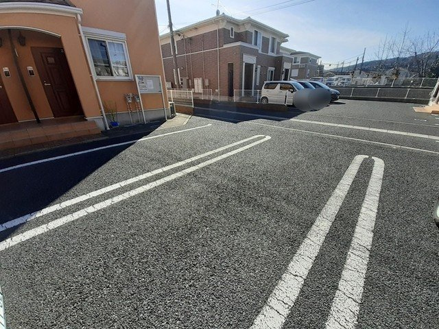 サニー　ＫⅥの駐車場|車をお持ちの方に嬉しい駐車場付きの物件です