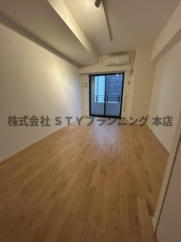 仲介手数料０円！ＣＯＺＹ阿由知通の居間・リビング