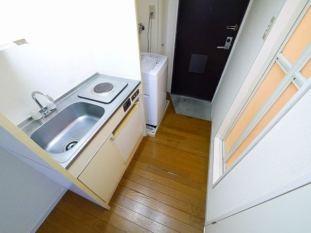レオパレスナップアネックスのキッチン|コンパクトなキッチンで掃除もラクラク