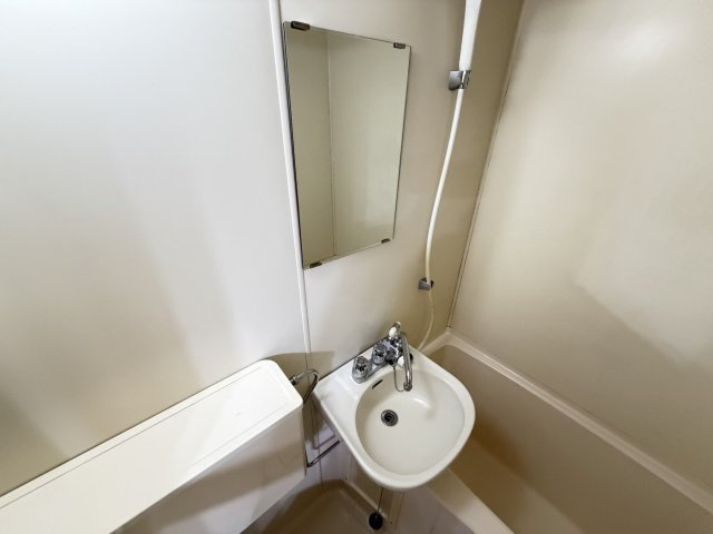 クレセント東元町の洗面所|明るい洗面所です