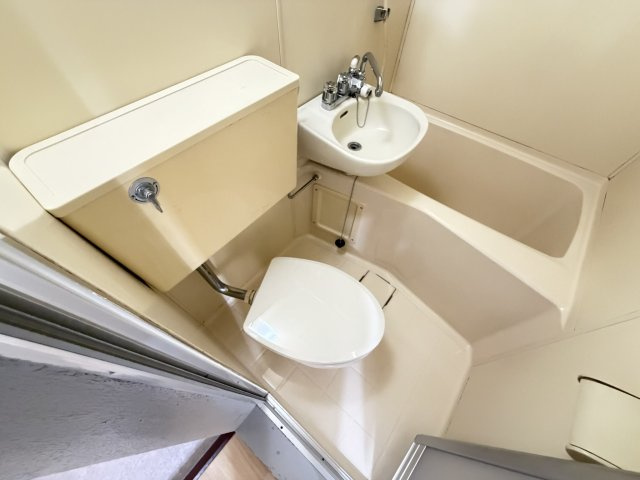 クレセント東元町のトイレ|落ち着いた色調のトイレです