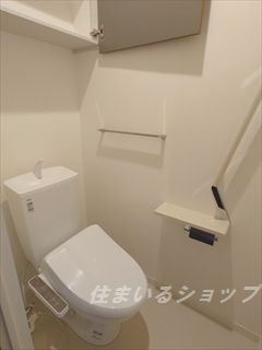 シャーメゾン可部南のトイレ|シャワートイレ・収納・手すりあり