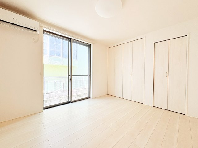 【寝室】 | 西東京市栄町1丁目　中古一戸建住宅　(保谷店) | 落ち着いた色味のクロスとフローリングでほっと一息つける空間。
