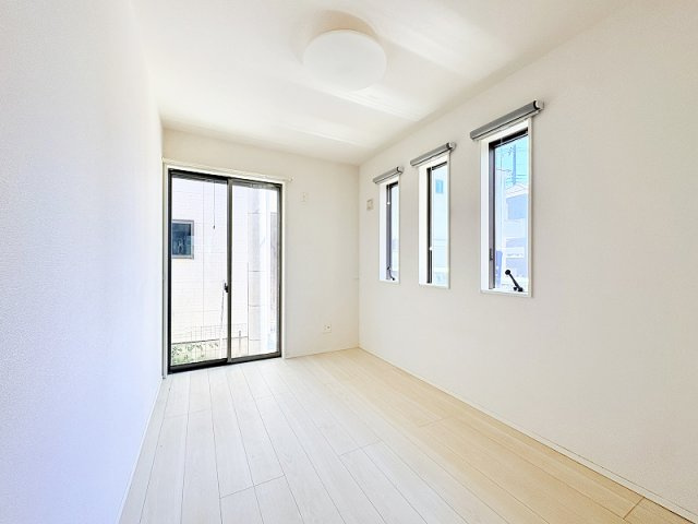 【子供部屋】 | 西東京市栄町1丁目　中古一戸建住宅　(保谷店) | 2面採光につき暖かな陽射しが差し込みます。