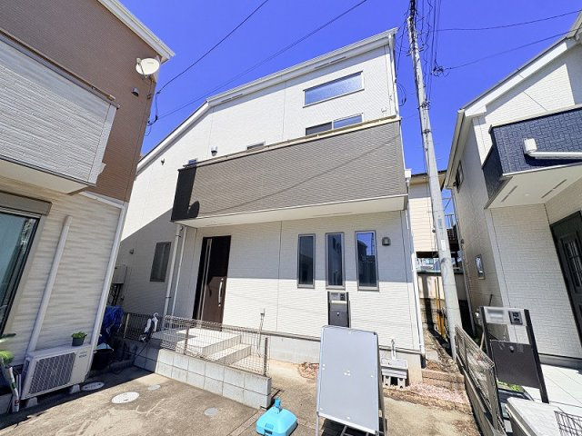 【外観】 | 西東京市栄町1丁目　中古一戸建住宅　(保谷店) | 2026年7月撮影/西武池袋線「保谷」駅徒歩15分・「ひばりヶ丘」駅徒歩18分！ホワイトを基調とした明るく開放感を感じられる住まい。